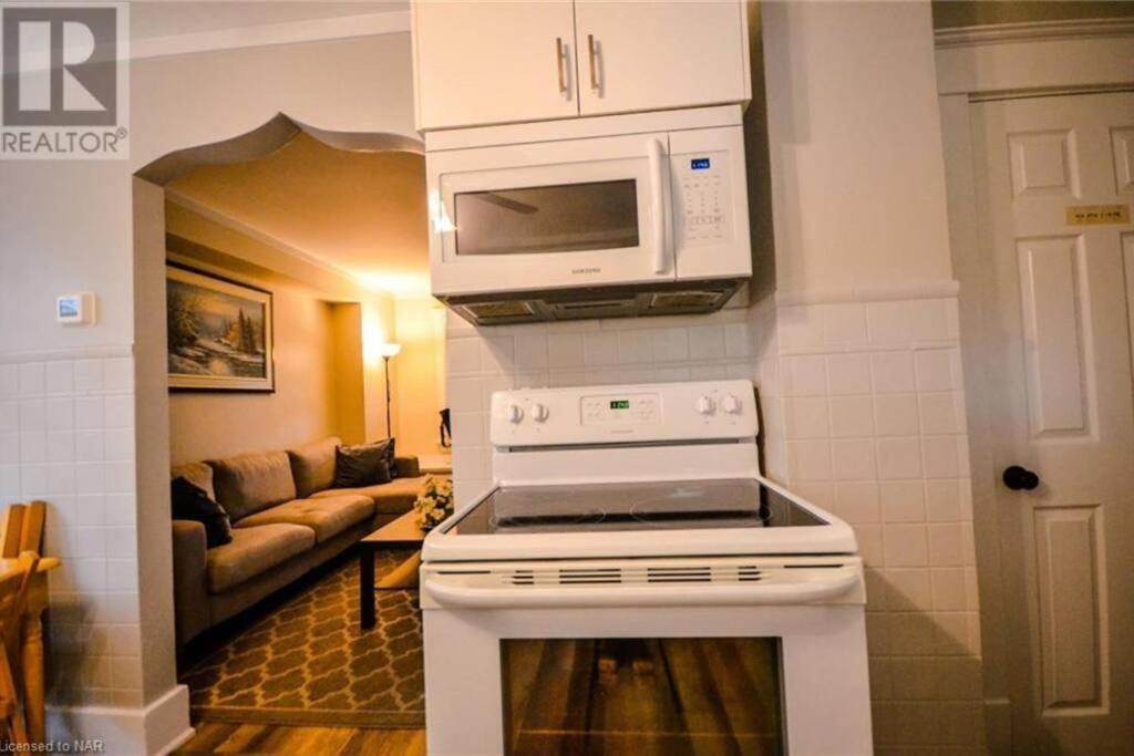 Cozy 3 Bedroom Downtown Cottage With Complimentary Breakfast Delivered Daily To The Rental Niagara Falls Zewnętrze zdjęcie