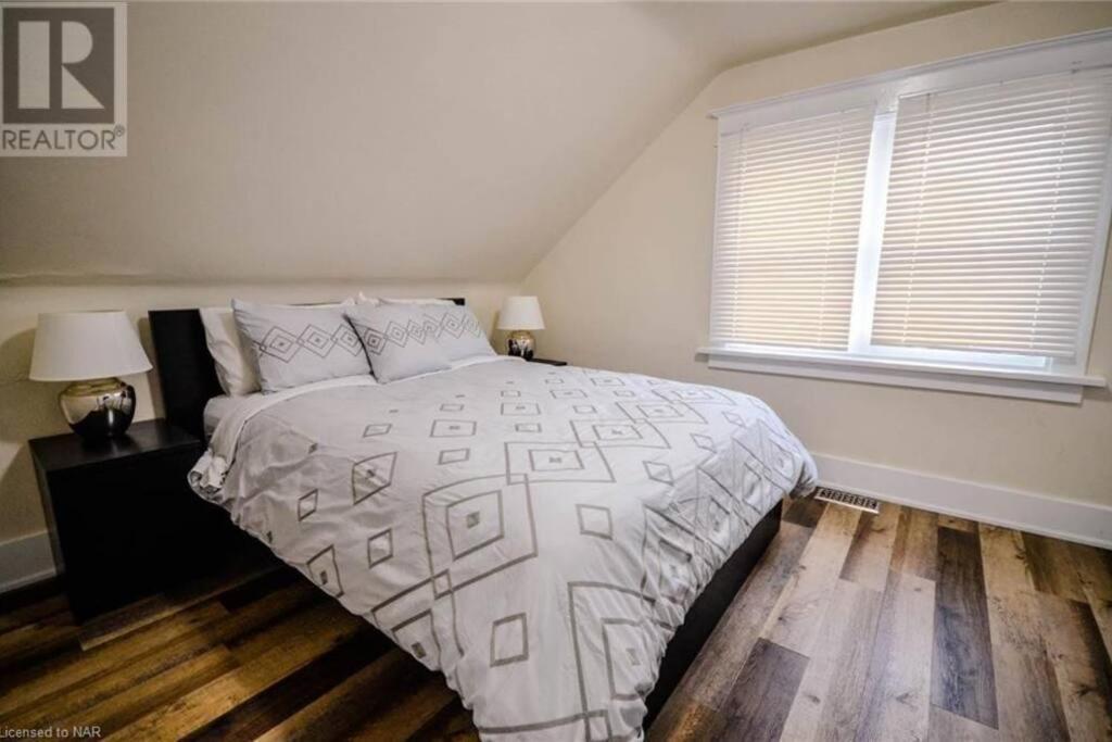 Cozy 3 Bedroom Downtown Cottage With Complimentary Breakfast Delivered Daily To The Rental Niagara Falls Zewnętrze zdjęcie